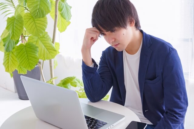 仕事をしながらやる気が出ない理由を考える30代男性