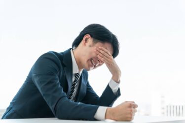 仕事で毎日怒られる30代の男の人
