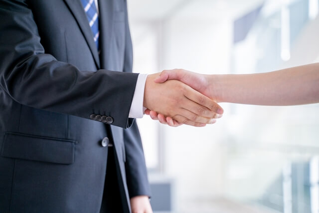 キャリアがない30代がキャリアコーチと握手する様子
