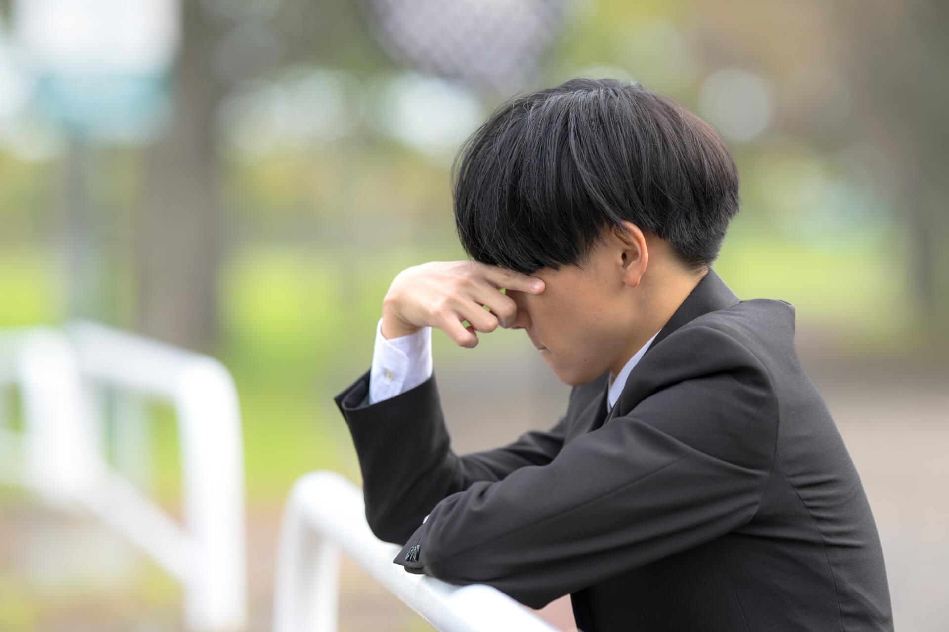 仕事でやる気が出なくて悩む30代男性