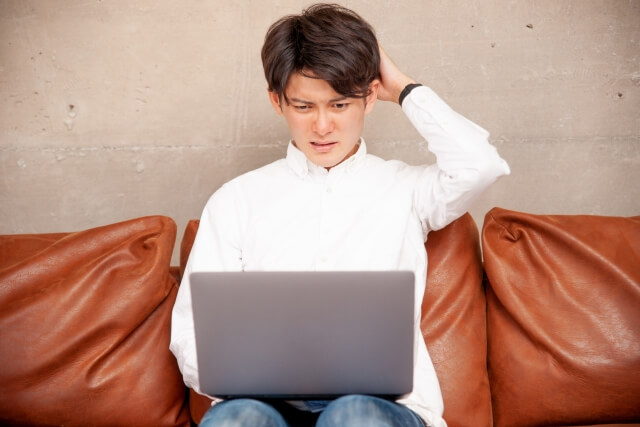 仕事で能力不足を感じる理由を考える30代男性