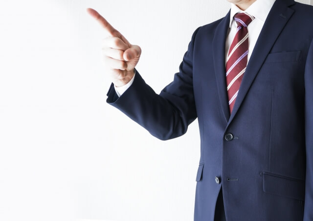 仕事で毎日怒られる30代に注意する男の人