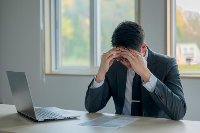 転職を難しいと感じる30代後半の男性のイメージ