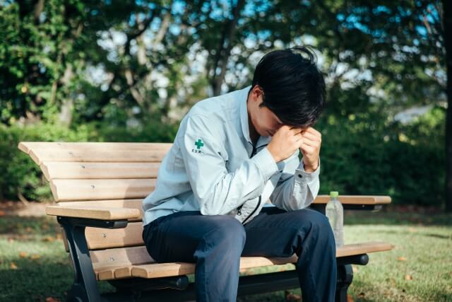 仕事辞めたいけど次がない状態で退職しない方がいいのに辞めて後悔している30代男性